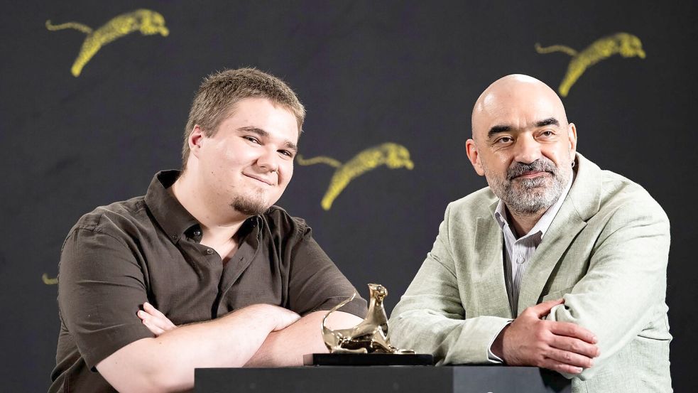 Zum Finale des 79. Internationalen Filmfestivals Locarno hat der Spielfilm „Nu e locul tau aici“ („Du gehörst nicht hierher“) von Regisseur Florin Serban (rechts) den Goldenen Leoparden gewonnen. Der rumänische Schauspieler Teodor Butanescu (l) erhielt zudem dafür eine „Special Mention“. Foto: Jean-Christophe Bott