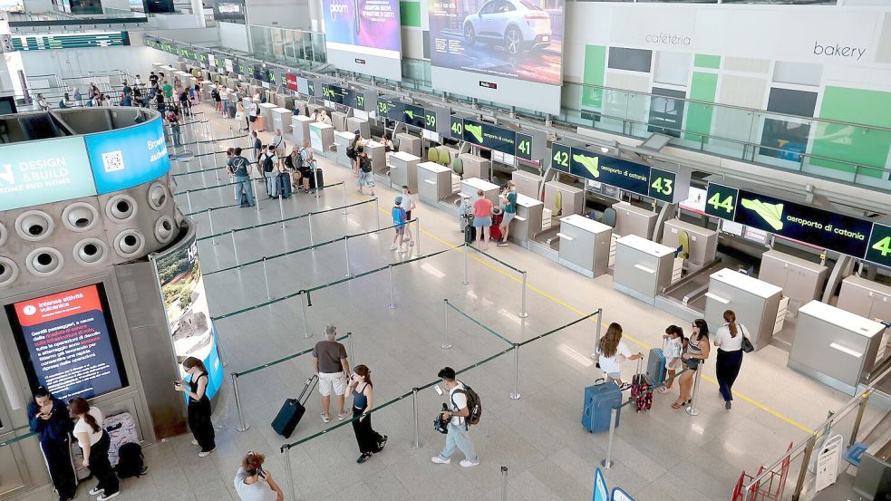 Auf der Webseite des Airports auf der Mittelmeerinsel Sizilien werden nur noch wenige Flüge als gestrichen angezeigt. (Archivbild) Foto: Davide Anastasi