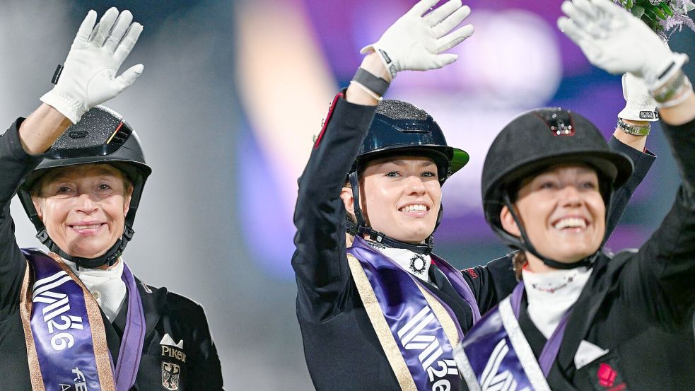Isabell Werth feiert Bronze. Foto: Uwe Anspach