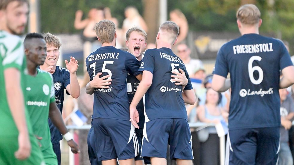 Derbysieg: Die Riepster schreien ihre Freude heraus. Foto: Jens Doden (Blomberg)