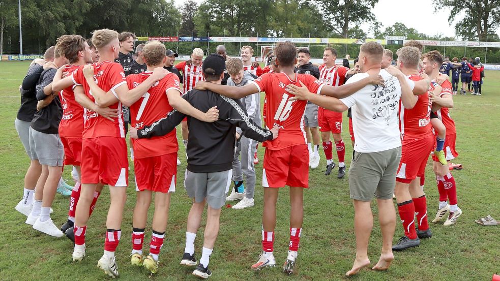 Die Fehntjer Derbysieger tanzten nach dem 4:0-Sieg ausgelassen. Foto: Wilfried Gronewold