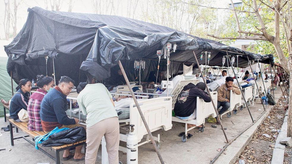 Nach dem starken Erdbeben ist die medizinische Versorgung zunächst provisorisch - hier mit einem Zelt vor einem Krankenhaus in der Provinz Ost-Nusa Tenggara. Foto: Firdia Lisnawati