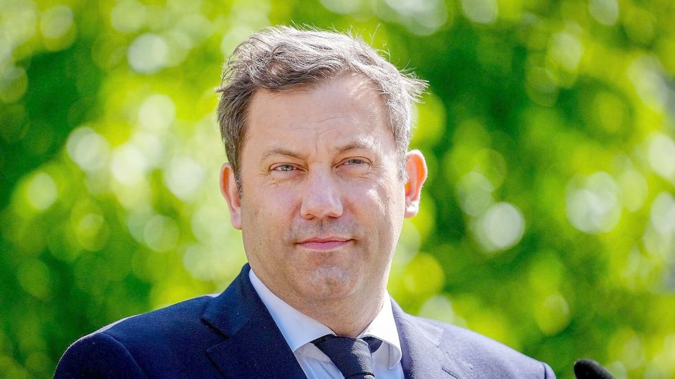 Finanzminister Lars Klingbeil (SPD) hatte versprochen, einen Großteil der Menschen mit der Steuerreform zu entlasten. Nun könnte das Gegenteil passieren. Foto: dpa/Kay Nietfeld