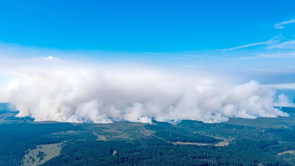 Eine große Rauchwand ist von Deutschland in Richtung des großen Waldbrands in Belgien im Gebiet Hohes Venn zu sehen. (Luftaufnahme mit einer Drohne) Foto: Christoph Reichwein