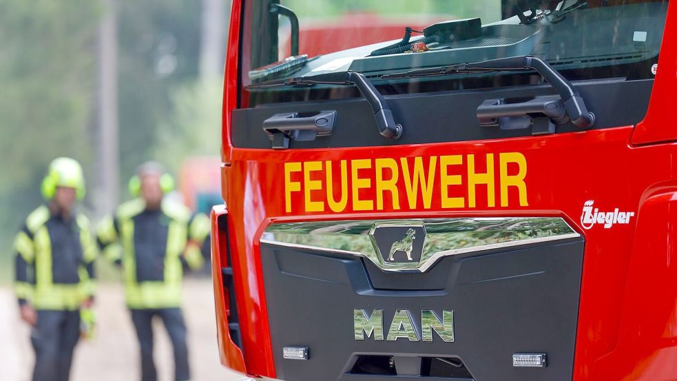 Nur noch rund 20 Meter trennen die Flammen von den ersten Häusern. (Symbolbild) Foto: Thomas Banneyer