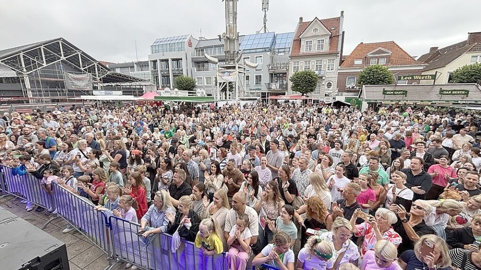 Zahlreiche Besucher sind am Sonnabend auf den Marktplatz in Aurich gekommen. Foto: Rebecca Kresse