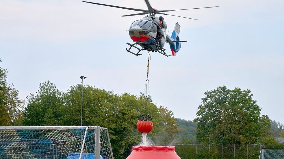 Rund 300 Einsatzkräfte waren vor Ort. Foto: Sascha Ditscher