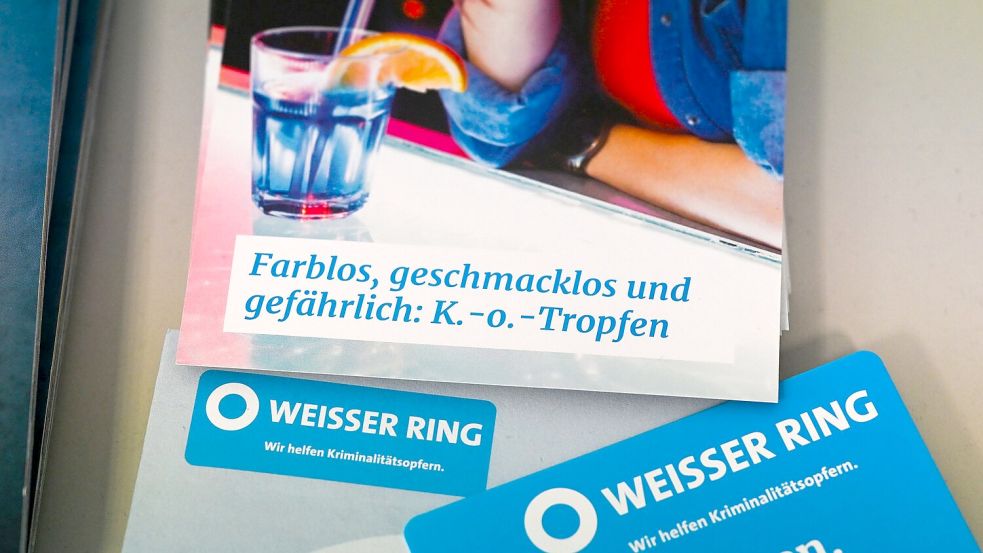 Ein Flyer vom Weißen Ring über K.-o.-Tropfen, liegt in einer Beratungsstelle. (Archivbild) Foto: Jens Kalaene