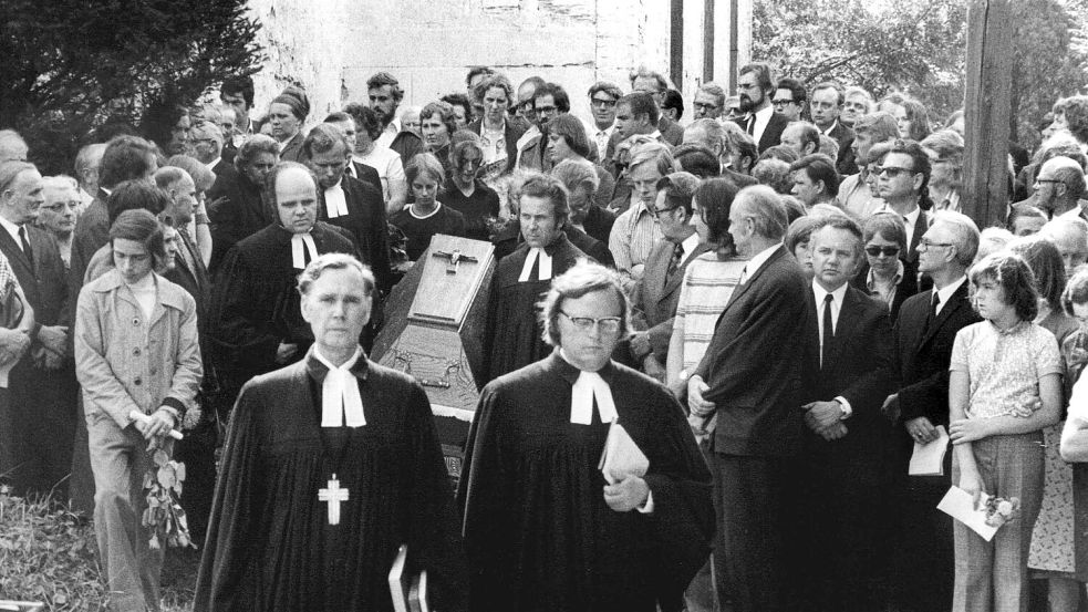 Einige Tage nach der Selbstverbrennung des Geistlichen zog seine Beisetzung Hunderte von Menschen an. (Archivbild) Foto: picture-alliance / dpa