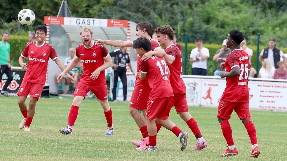 Der Westerender Hannes Ihnen zeigt auf den Ball, den er soeben gegen Dunum versenkt hat. Foto: Wilfried Gronewold