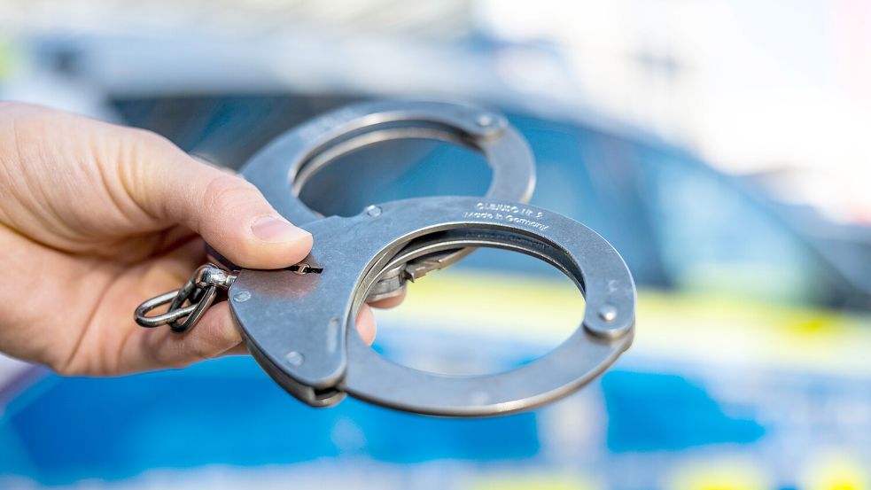 Nach mehrwöchigen Ermittlungen wurde in Aurich ein mutmaßlicher Drogendealer verhaftet. Symbolfoto: David Inderlied/dpa