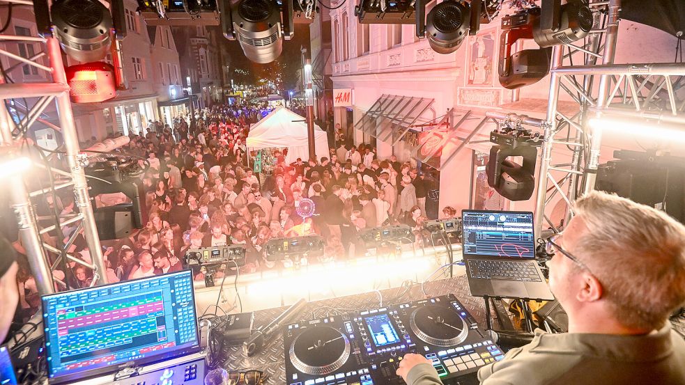 Ein Blick vom Discotower in die Burgstraße: Hier feierten an beiden Abenden besonders viele Menschen. Foto: Stephan Friedrichs