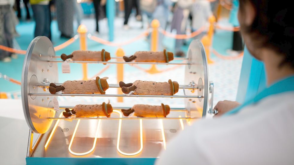 Bevor die Plüsch-Bratwürste verkauft werden, landen sie auf einem (unechten) Grill. Foto: Sebastian Christoph Gollnow