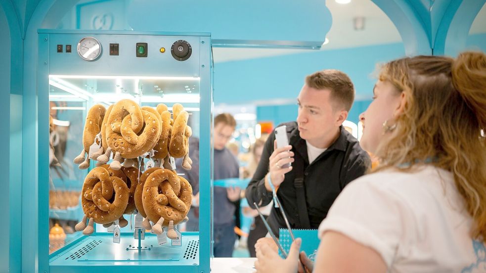 Neben Bratwürsten, Zuckerwatte und Eiskaffee gibt es auch Brezeln aus Plüsch. Foto: Sebastian Christoph Gollnow