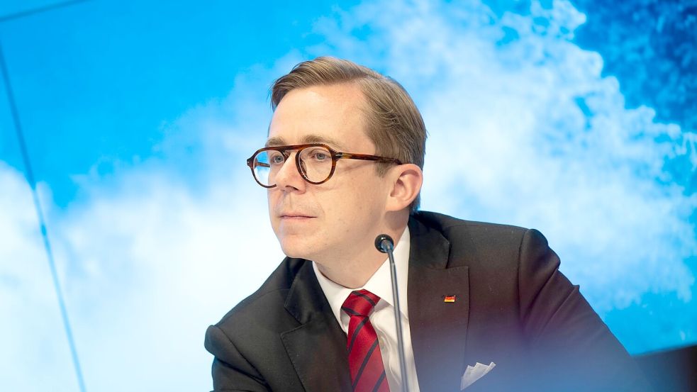 Staatsminister Amthor lehnt abstrakte Debatte über eine Grundgesetzänderung für mehr Klima- und Hitzeschutz ab. Foto: Philip Dulian