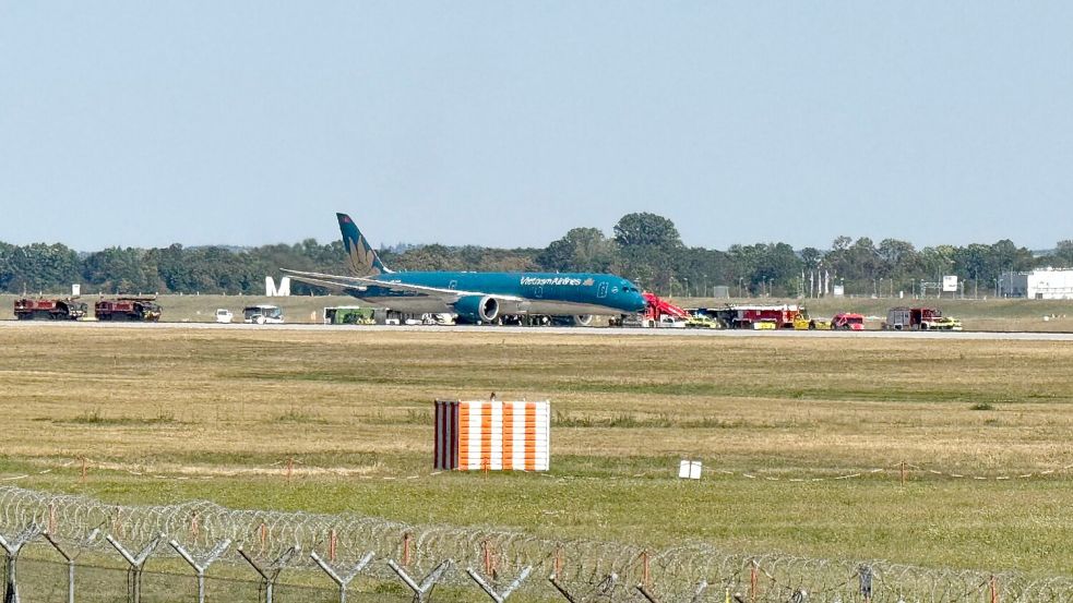 Eine Maschine der Vietnam Airlines Maschine ist kurz nach ihrem Start vom Münchner Flughafen dort wieder gelandet. Foto: Uwe Lorz/dpa