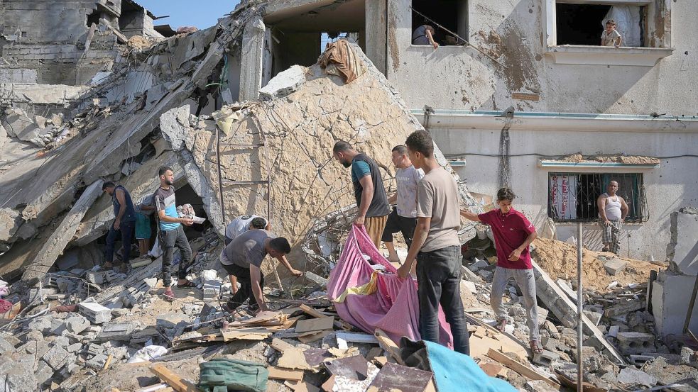 Palästinenser am Ort eines israelischen Luftangriffs im Gazastreifen. (Archivbild) Foto: Abdel Kareem Hana