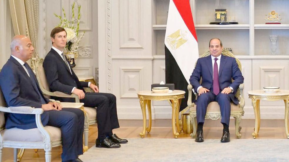 Der ägyptische Präsident Abdel Fattah al-Sisi (r.) traf am Sonntag den US-Unterhändler Jared Kushner. Foto: Egyptian President Office Apaim