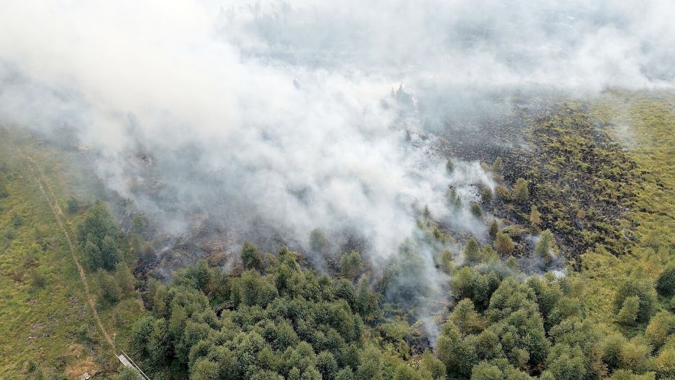 Rauchschwaden ziehen über den großen Waldbrand im Hohen Venn hinweg. Foto: Kevin Schößler/dpa