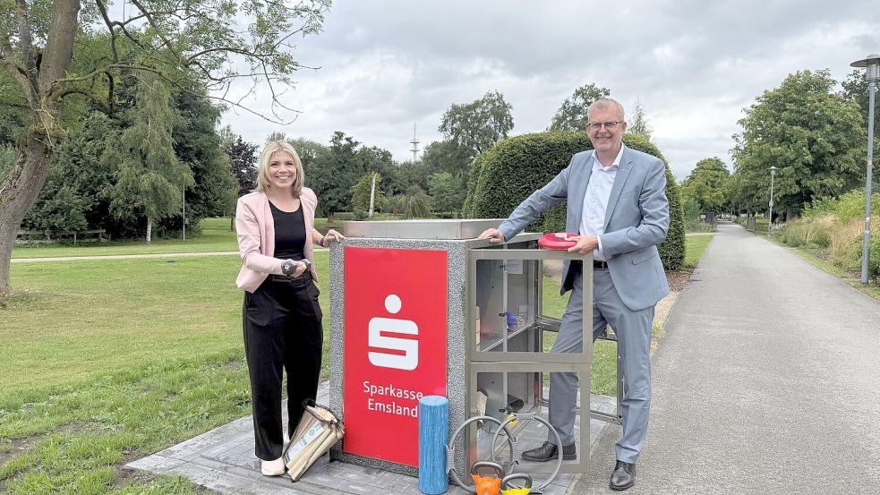 Vanessa Gattung und Robert Grote haben sich vor Ort im Papenburger Stadtpark ein Bild von der neuen „Sportbox“ gemacht. Foto: Stadt Papenburg