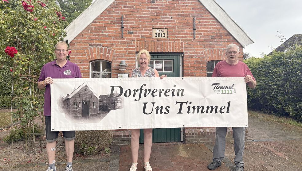 Stefan Bender (von links), Sabine Folkerts und Gerhard Hellwig stehen vor dem Backhaus in Timmel. Foto: Tabea Lüders