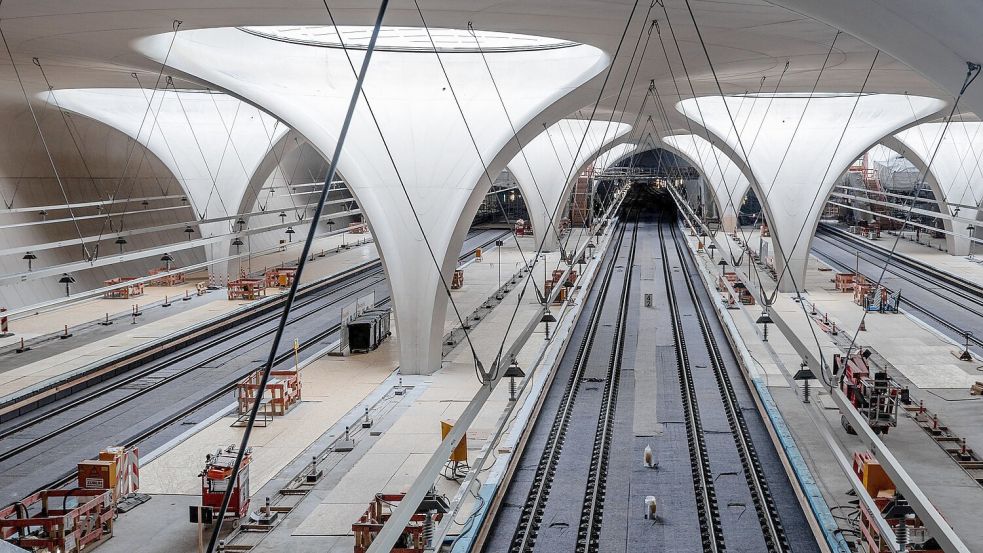 In der Halle des neuen Tiefbahnhofs in Stuttgart soll es auch ohne Klimaanlage kühl bleiben, sagt die Bahn in einem Video. Die Zuschauer sind eher skeptisch. (Archivbild) Foto: Christoph Schmidt