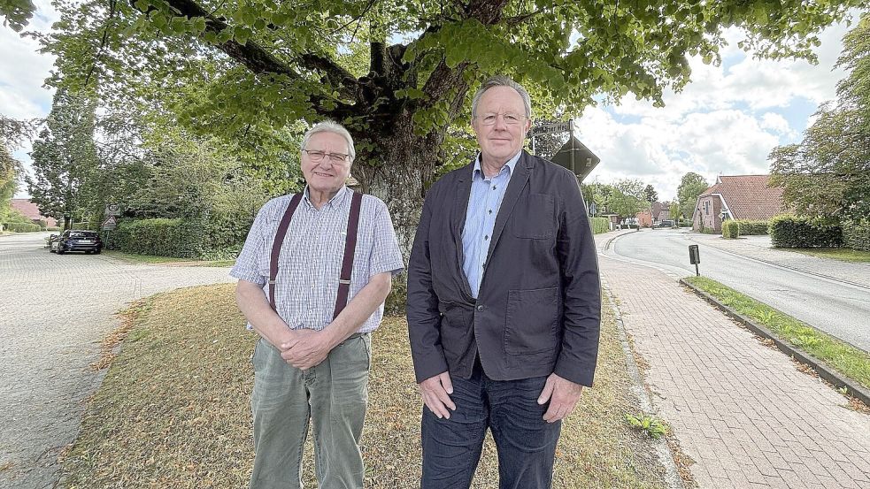 Tjarko Harms (links) vom Ortsrat und Bernd Kahmann von der Dorfgemeinschaft wünschen sich ein Dorfgemeinschaftshaus für Popens. Veranstaltungen wie das Lichterfest an der Dorflinde zeigten, dass es aktives Dorfleben gebe. Foto: Karin Böhmer