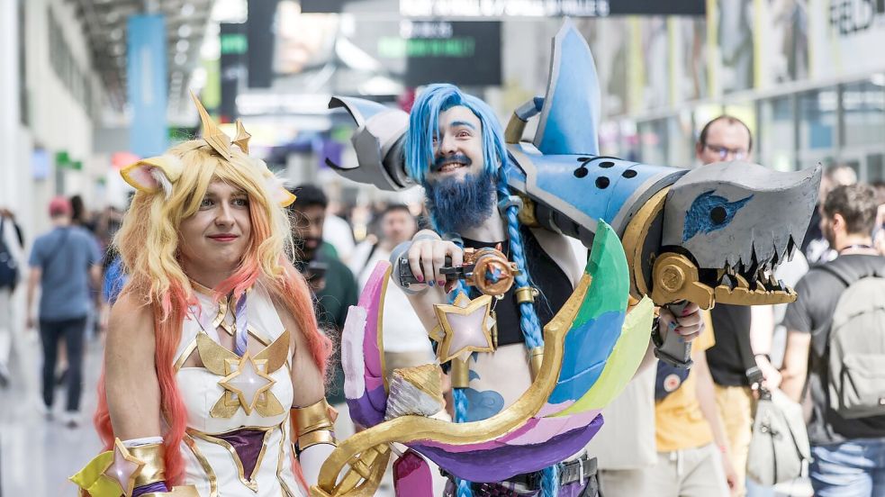 Zwei Cosplayer bei der Gamescom 2025 - auch dieses Jahr dürften viele Kostümierte bei der Gamescom auftauchen. (Archivbild) Foto: Oliver Berg