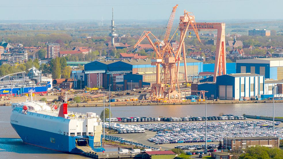 Wichtiger Knotenpunkt für die Wirtschaft: der Emder Hafen. Foto: Sina Schuldt/dpa