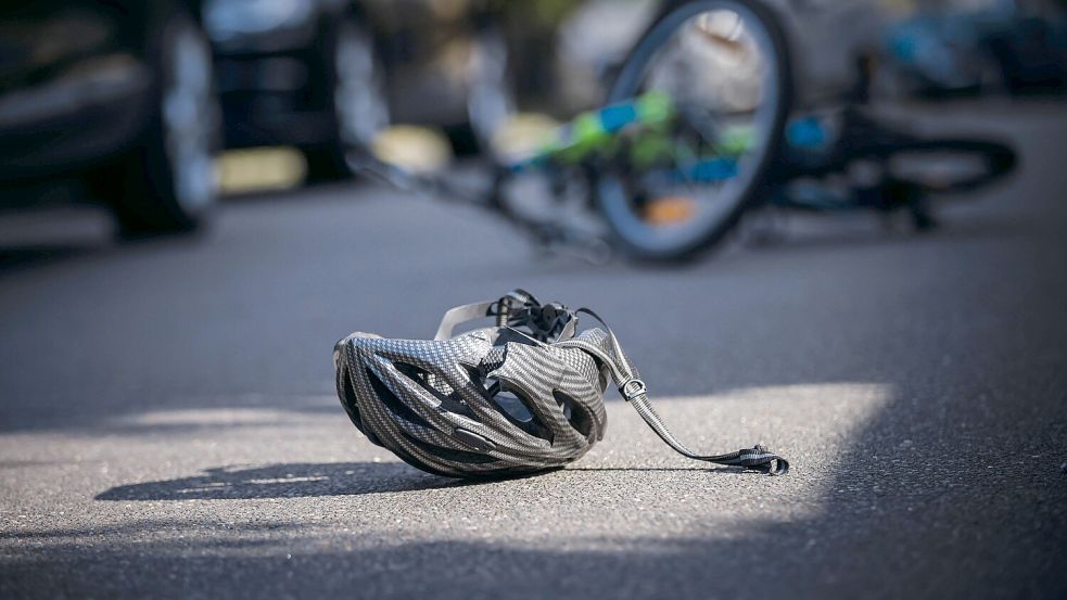 Eine Radfahrerin wurde bei dem Unfall lebensgefährlich verletzt. Foto: imago/Thomas Trutschel