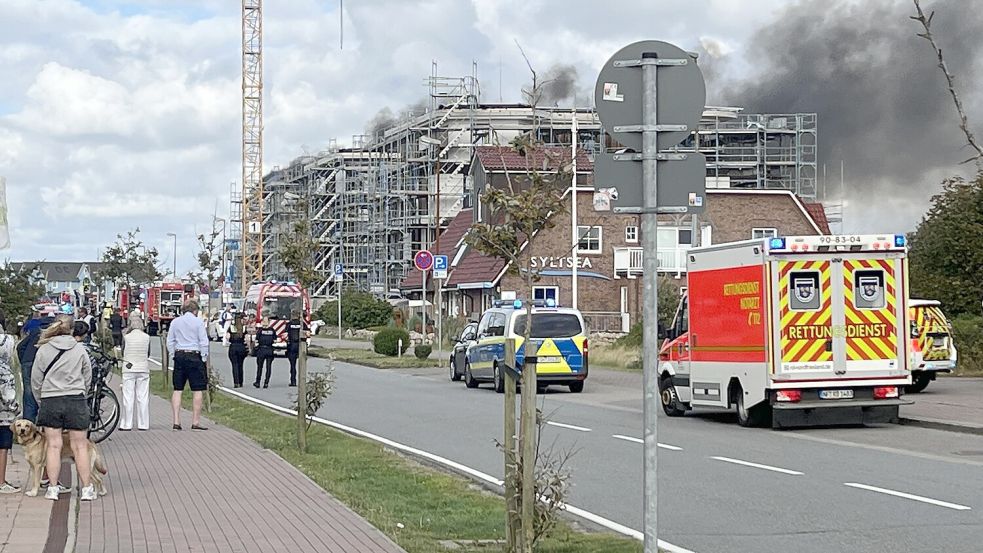 Im Dachbereich einer von drei neu gebauten Luxus-Immobilien in List auf Sylt ist vergangene Woche ein Brand ausgebrochen. Die Polizei äußert sich nun erstmalig zur möglichen Brandursache. Foto: Wolfgang Barth