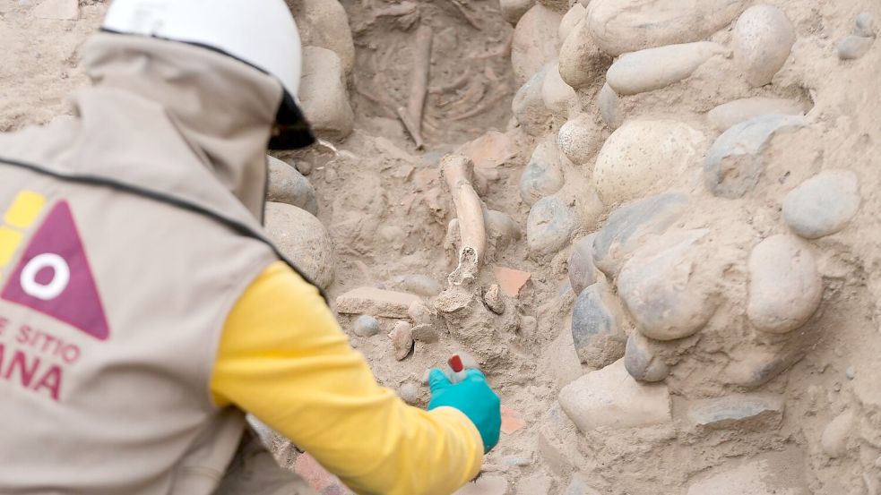 Das Team fand die rund 1.400 Jahre alten Überreste eines vermutlich erwachsenen Mannes. Foto: Martin Mejia