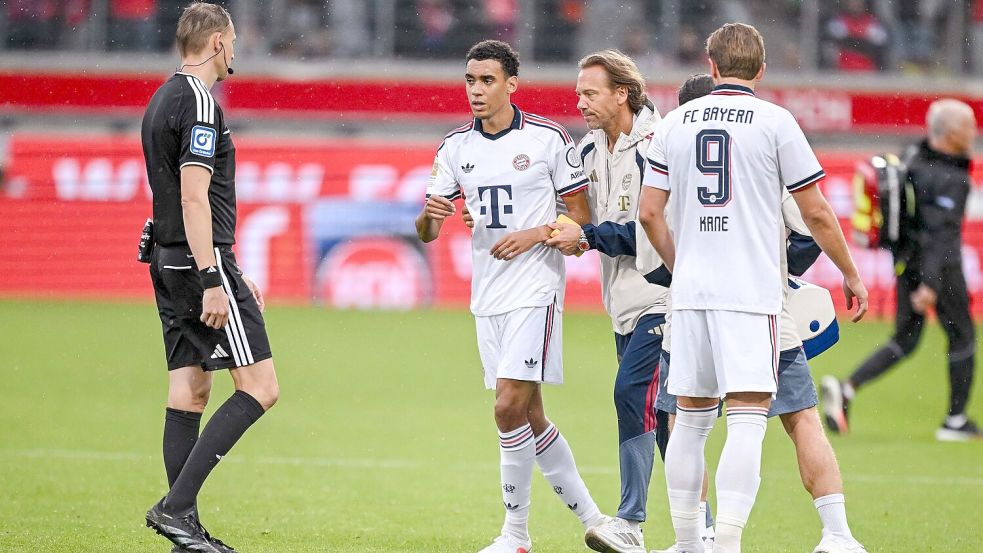 Musste nach wenigen Minuten wieder vom Feld: Jamal Musiala (M.). Foto: Harry Langer/DeFodi/dpa