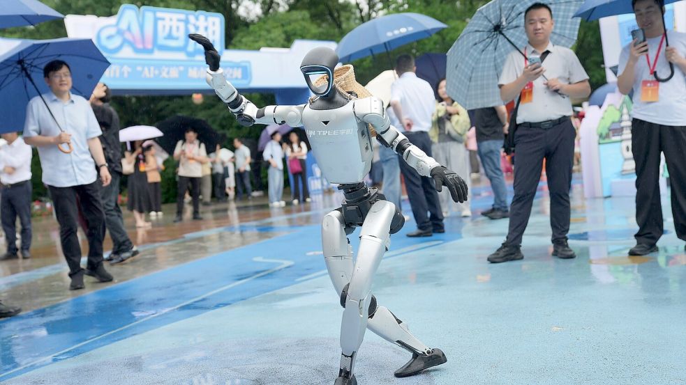 Ein von Unitree entwickelter Roboter führt einen Tanz vor. (Archivbild) Foto: Han Chuanhao/XinHua/dpa
