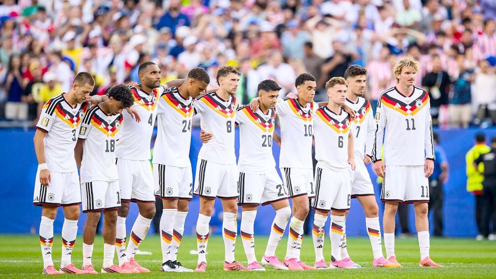 Jamal Musiala (4. von rechts) trifft - aber Deutschland scheidet bei der Fußball-WM gegen Paraguay aus. (Archivbild) Foto: Tom Weller