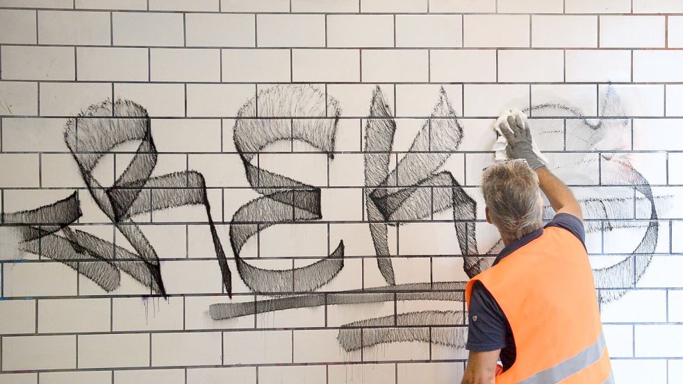 Die Deutsche Bahn setzt seit einigen Wochen mobile Handwerkerteams ein, die sich auch um die Beseitigung von Graffiti in Bahnhöfen kümmern sollen. (Archivbild) Foto: Klaus-Dietmar Gabbert