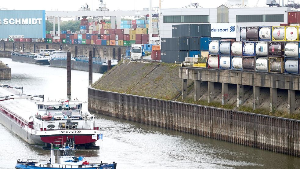 Niedrigwasser am Hafen: Die Kaimauer liegt meterhoch im Trockenen Foto: Bernd Thissen