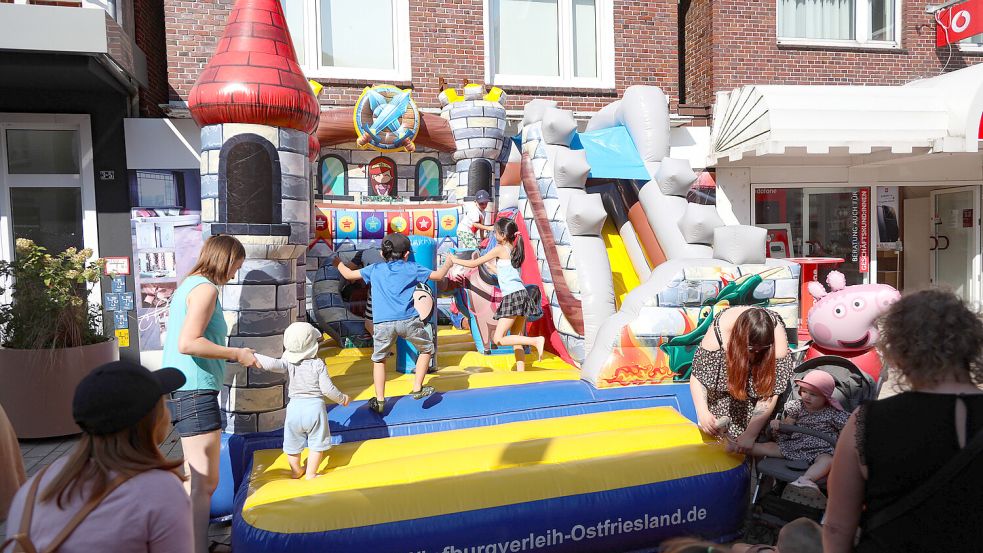 Wenn die Innenstadt zu einem XXL-Spielplatz wird: Zum Auricher Kinder fest nehmen traditionell die Kleinen das Zepter in die Hand und verwandeln die Innenstadt in einen Ort wo das Kinderlachen regiert. Archivfotos: Romuald Banik
