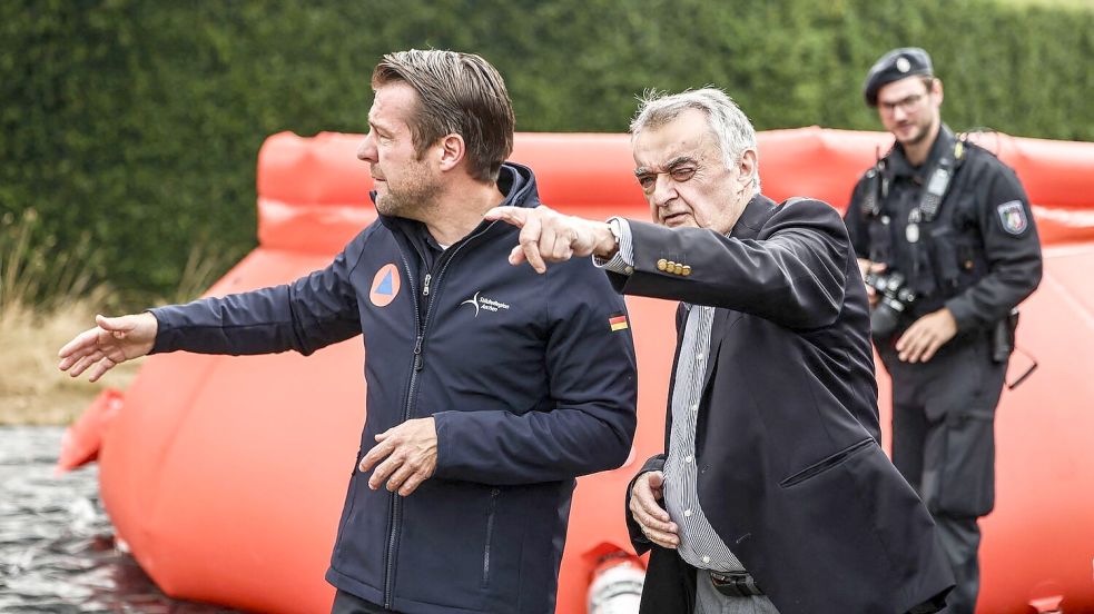 Nordrhein-Westfalens Innenminister Herbert Reul lässt sich an der deutsch-belgischen Grenze an einer Wassertankstation die Lage erläutern. Foto: Oliver Berg