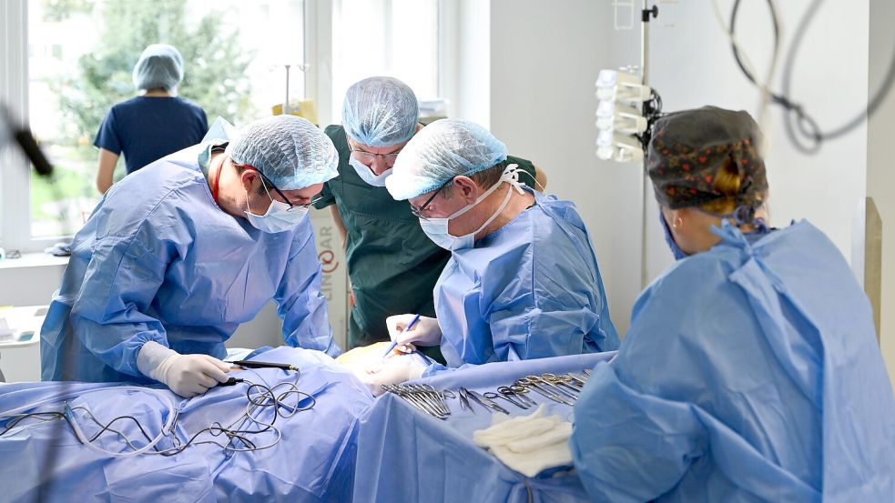 Werden Behandlungsfehler unter den Teppich gekehrt? Patientenschüter verlangen mehr Transparenz. Foto: IMAGO/Dmytro Smolienko