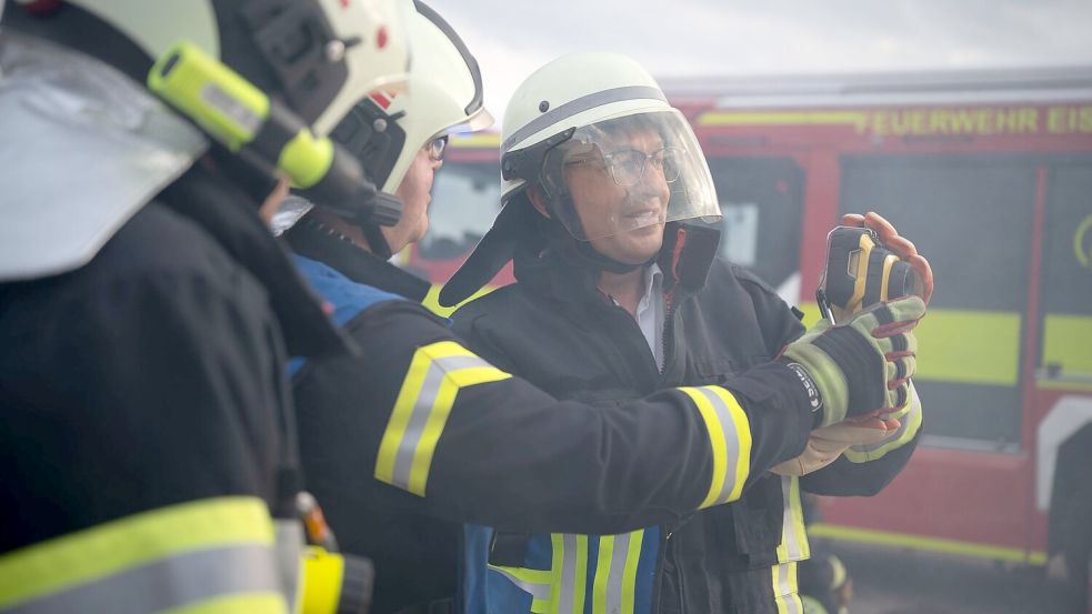 Bundesinnenminister Alexander Dobrindt (CSU) versucht sich als Feuerwehrmann. Foto: Katharina Kausche