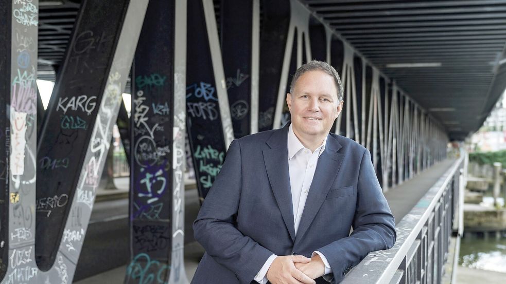 „Wir zeigen uns in den Künsten, dass wir die Welt anders denken und anders spielen können als sie ist“, sagt Hamburgs Kultursenator Carsten Brosda. Foto: Marcel Hernandez