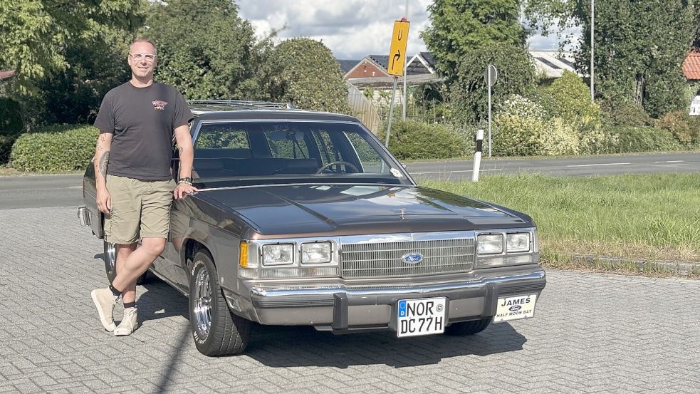 Dominik Cappell aus Haxtum und sein familientauglicher Oldtimer. Foto: Eva van Loh