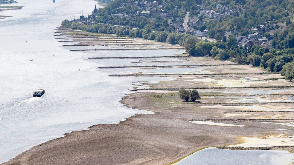 Das Niedrigwasser auf wichtigen Wasserstraßen wie dem Rhein ist eine Belastung für die deutsche Wirtschaft. (Archivbild) Foto: Boris Roessler