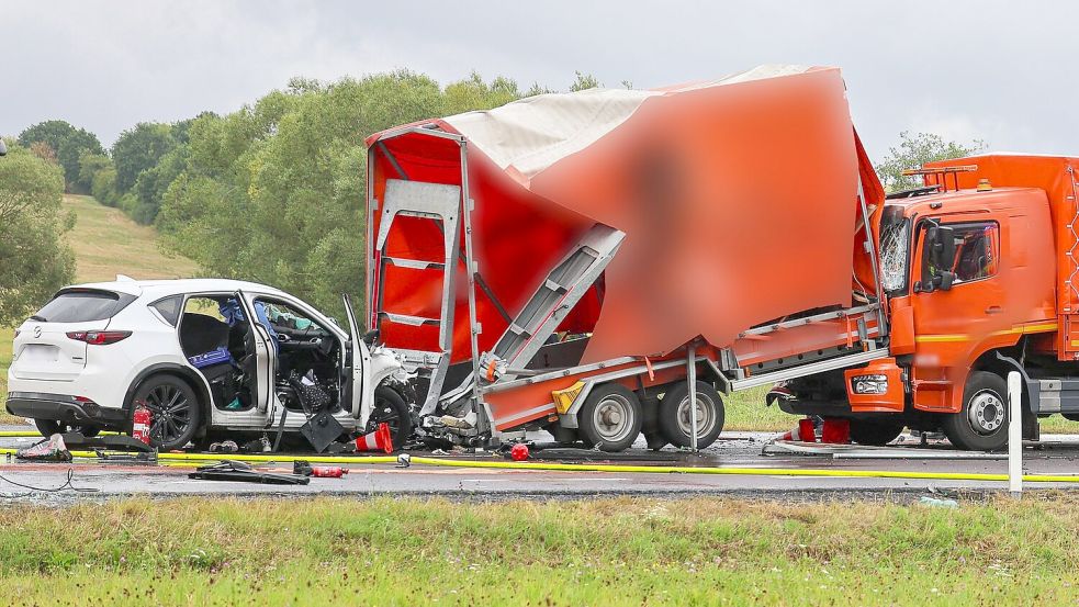 Das Auto stieß gegen den Anhänger, der dann auf den Lastwagen aufgeschoben wurde. Foto: S.Weber