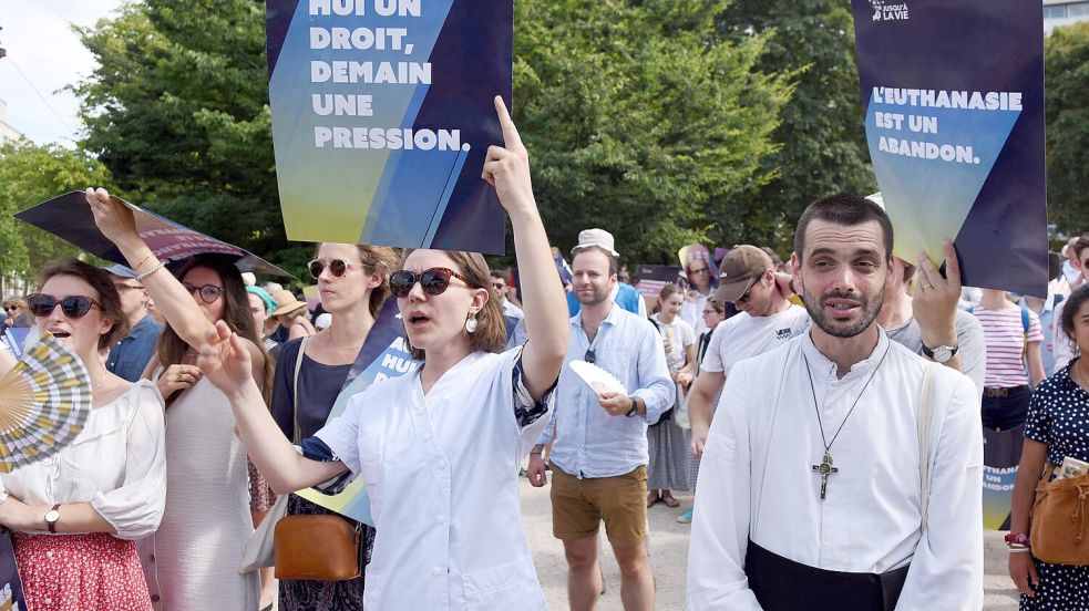 Mehrere Abgeordnete aus dem bürgerlichen und rechtsextremen Spektrum sowie die katholische Kirche – wie hier bei einer Demo im Juni in Paris – stellten sich bis zuletzt gegen das Gesetz. Foto: IMAGO/Apaydin Alain/ABACA