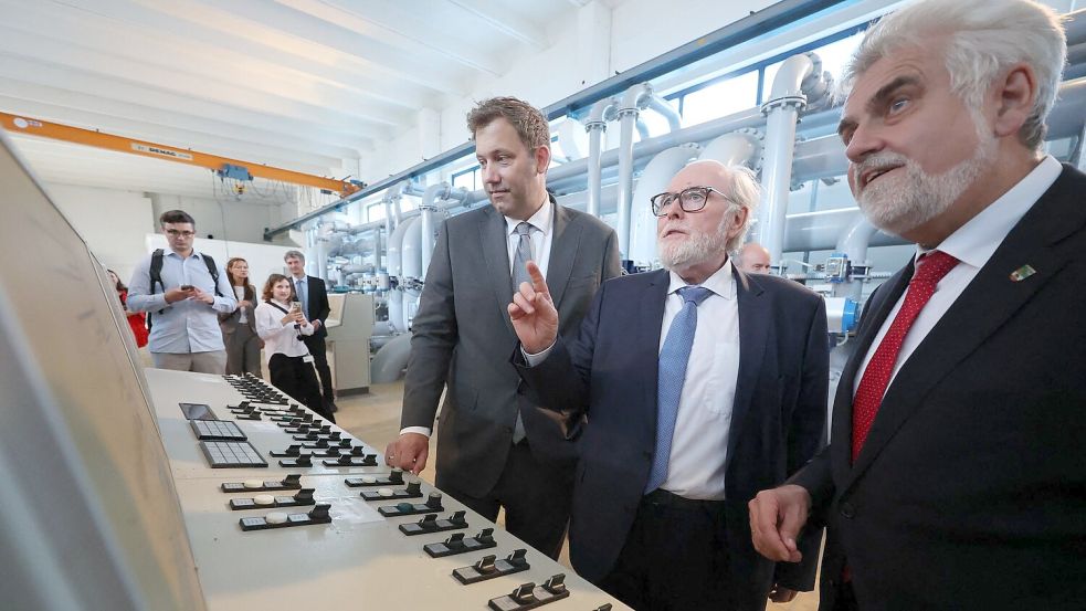 Finanzminister Lars Klingbeil übergab in Halle (Sachsen-Anhalt) den Förderbescheid für ein Wasserwerk. Foto: Jan Woitas/dpa