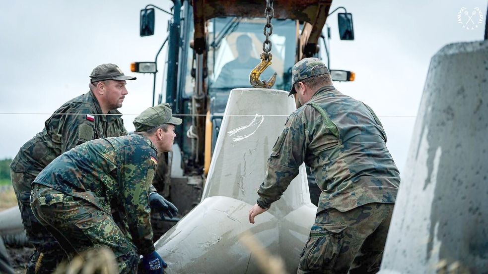 Die Bundeswehr hilft bei der Befestigung von Polens Ostgrenze. (Archivfoto) Foto: ---/Polnische Streitkräfte/dpa