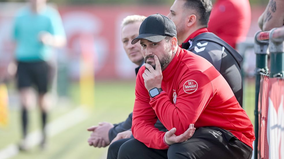Aurichs Trainer Daniel Franziskus sah am Mittwochabend einen desolaten Auftritt seiner Mannschaft in Westrhauderfehn. Foto: Stephan Friedrichs
