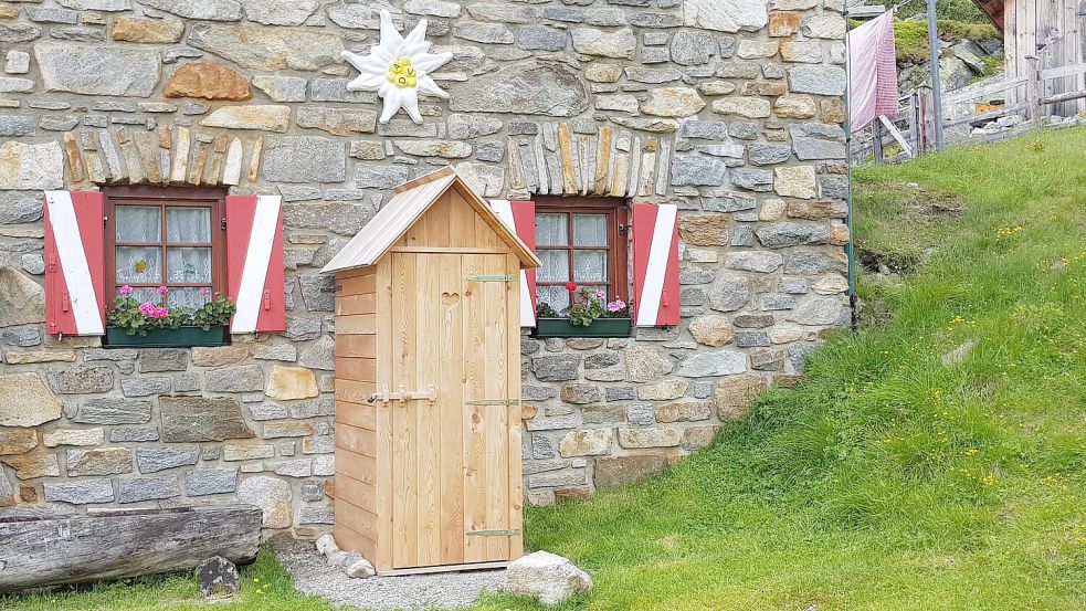 Die Osnabrücker Hütte des Deutschen Alpenvereins (Sektion Osnabrück) im österreichischen Nationalpark Hohe Tauern verfügt bereits seit Jahren über eine Trockentoilette. Bergwanderer können sie benutzen, wenn die Herberge geschlossen ist. Foto: DAV-Sektion Osnabrück / Helmut Rathmann